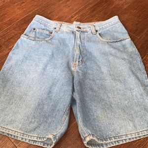 Women vintage bench line shorts